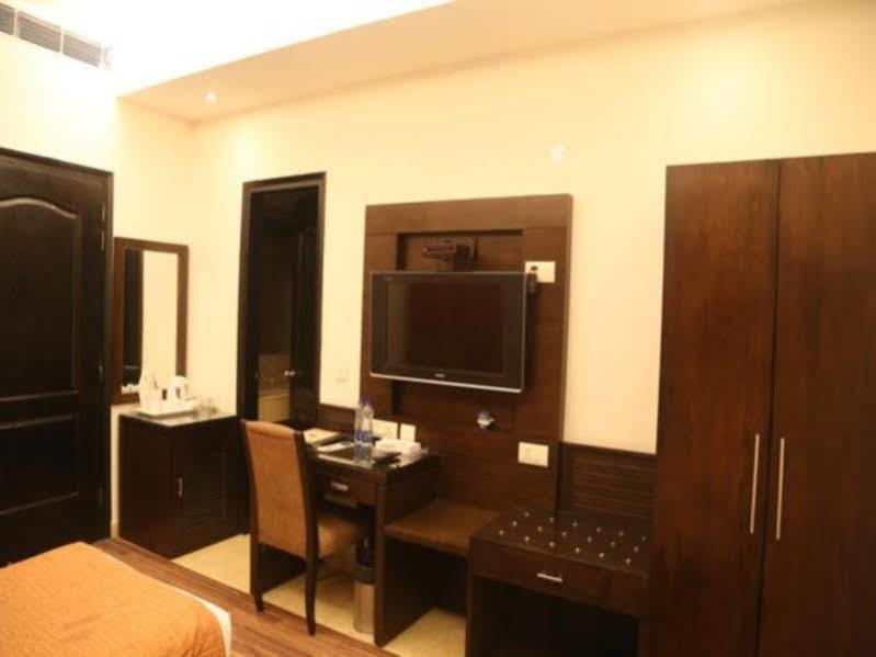Jht Hotels Ню Делхи Екстериор снимка